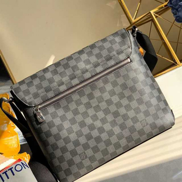 LOUIS VUITTON DISTRICT MM DAMIER GRAPHITE CANVAS N40350