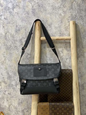 LOUIS VUITTON MESSENGER PM VOYAGER - WLM158