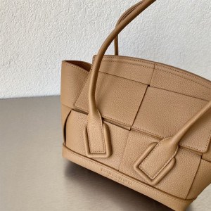 BOTTEGA VENETA WOMEN'S ARCO IN CARAMEL - WBV29