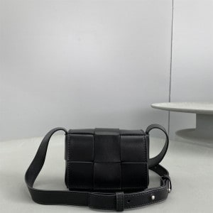 BOTTEGA VENETA MEN'S CASSETTE IN BLACK - WBV07