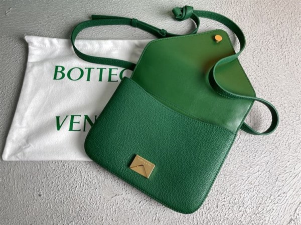 BOTTEGA VENETA WONMEN'S MOUNT IN JUNGLE - WBV17