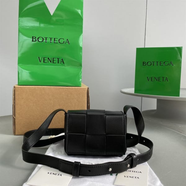 BOTTEGA VENETA MEN'S CASSETTE IN BLACK - WBV07