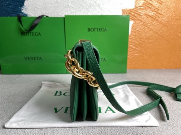 BOTTEGA VENETA WONMEN'S MOUNT IN JUNGLE - WBV17