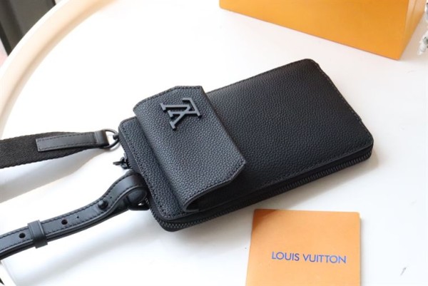 LOUIS VUITTON PHONE POUCH - WLM334