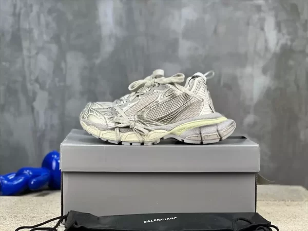 BALENCIAGA MEN'S 3XL SNEAKER IN OFF WHITE - BB124