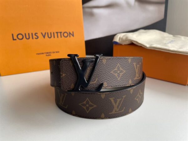 LOUIS VUITTON BELT - B042