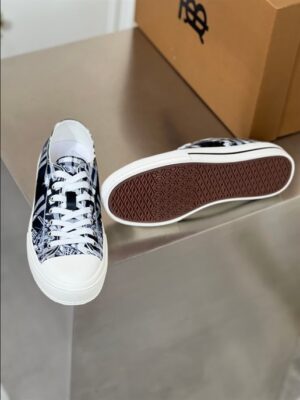 BURBERRY LOW-TOP SNEAKERS - BBR115