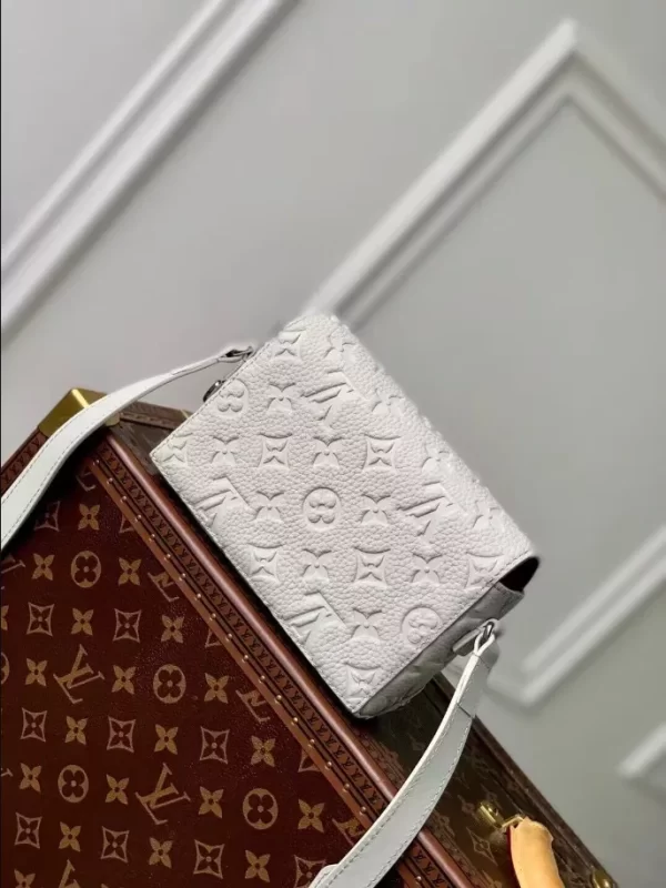 LOUIS VUITTON STEAMER WEARABLE WALLET - WLM584