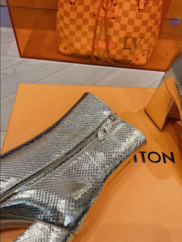 LOUIS VUITTON SHAKE ANKLE BOOT - WLS016