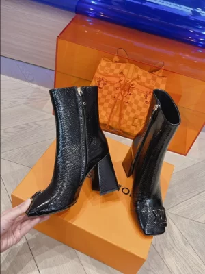 LOUIS VUITTON SHAKE ANKLE BOOT - WLS017