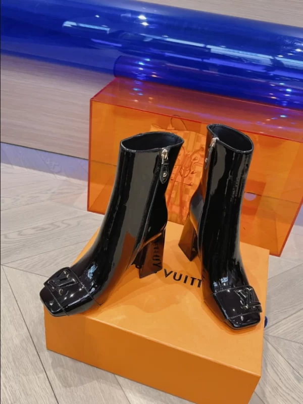 LOUIS VUITTON SHAKE ANKLE BOOT - WLS019