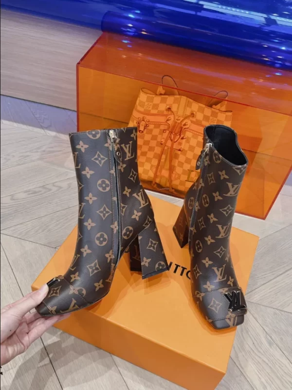 LOUIS VUITTON SHAKE ANKLE BOOT - WLS021