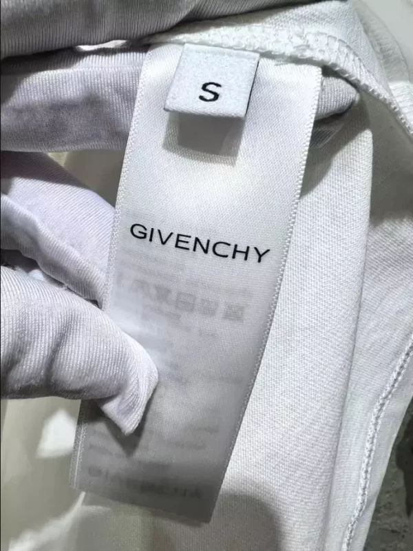 Givenchy T-shirt - GVS41