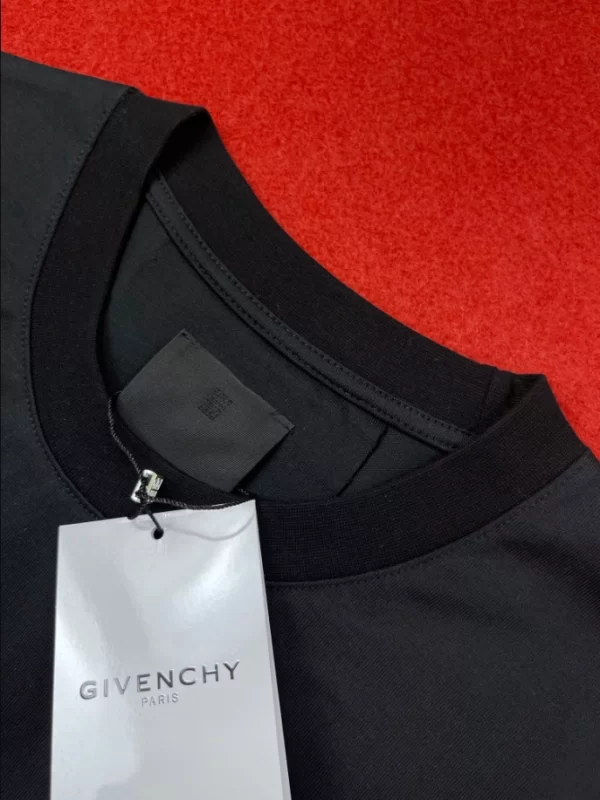 Givenchy T-shirt - GVS42