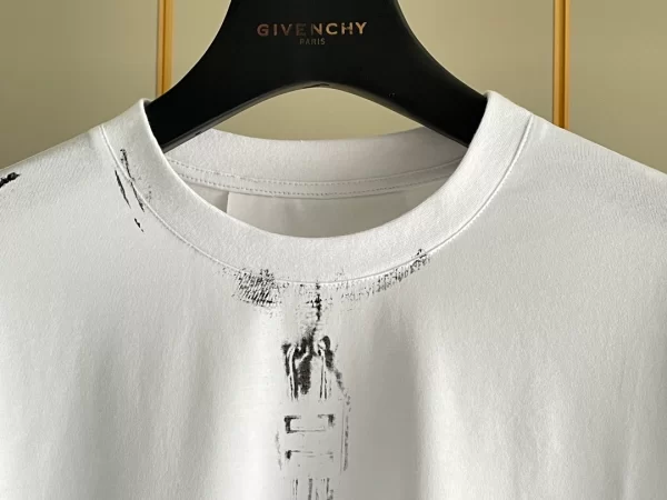 Givenchy T-shirt - GVS53