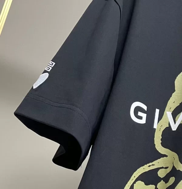 Givenchy T-shirt - GVS54