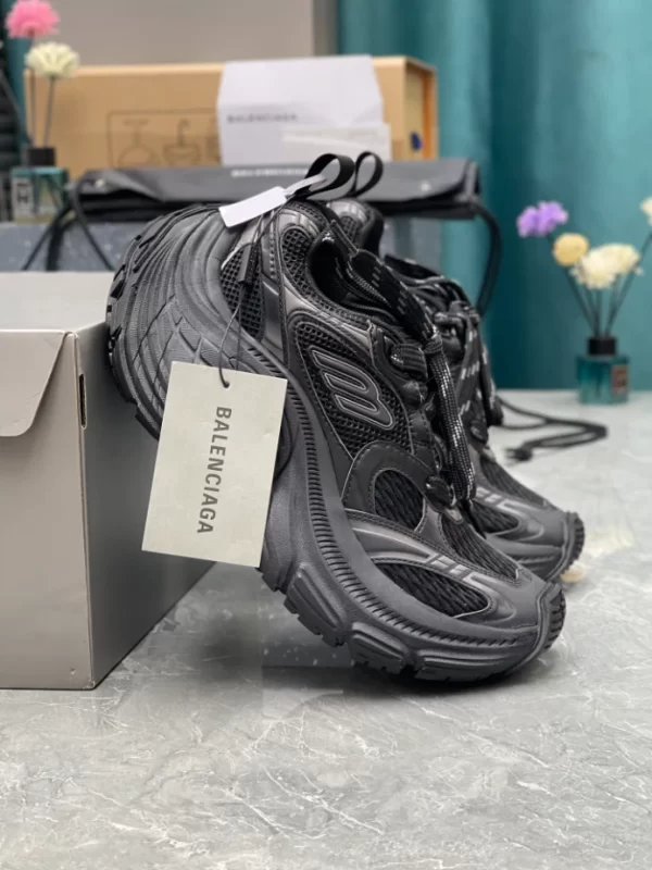 BALENCIAGA MEN'S 10XL SNEAKER IN BLACK - BB210