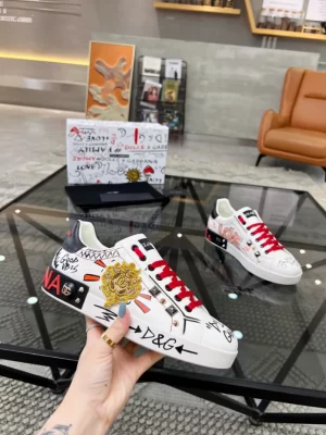 CHRISTIAN LOUBOUTIN LOW TOP SNEAKER - CL153