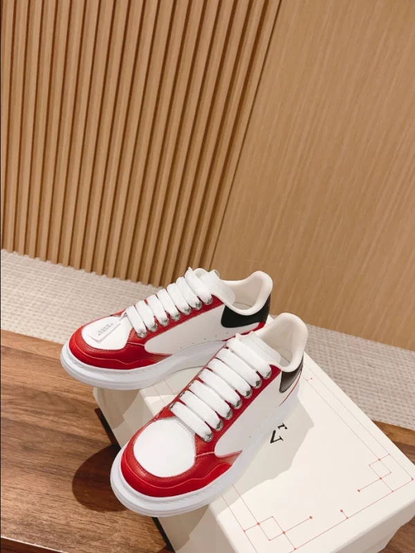 ALEXANDER MCQUEEN MEN'S OVERSIZED SNEAKER (1)