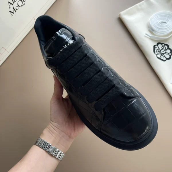 ALEXANDER MCQUEEN OVERSIZED SNEAKER - AM41