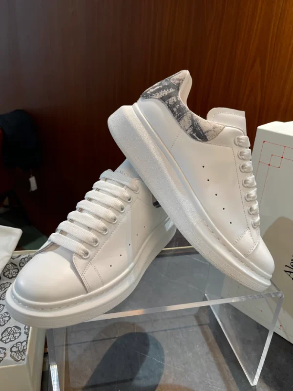 ALEXANDER MCQUEEN OVERSIZED SNEAKER - AM64