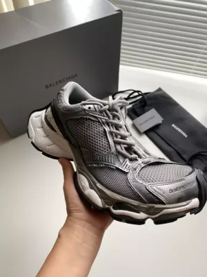 BALENCIAGA MEN'S STAPLER SNEAKER IN GREY - BB220