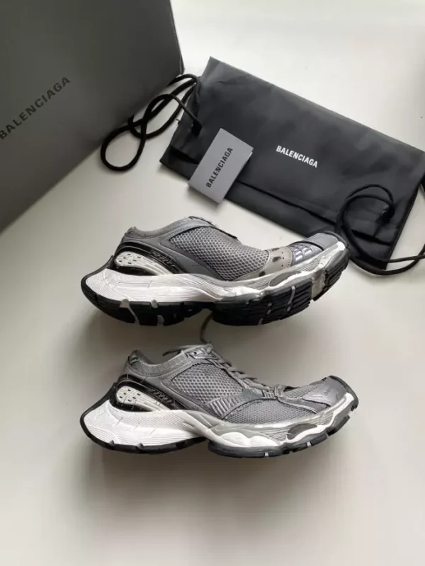 BALENCIAGA MEN'S STAPLER SNEAKER IN GREY - BB220