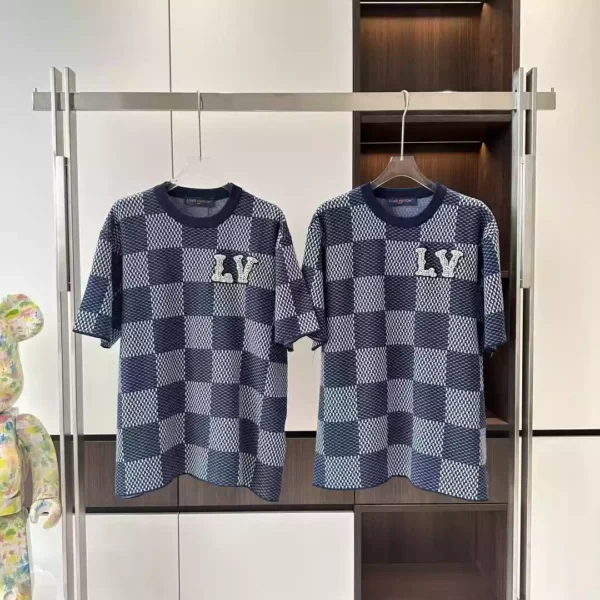 SHORT SLEEVED COTTON DAMIER CREWNECK WITH CRYSTAL LV PATCH - LSVT0309